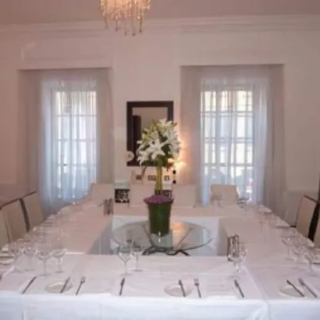 Zuni Restaurant & Boutique فندق كيلكيني